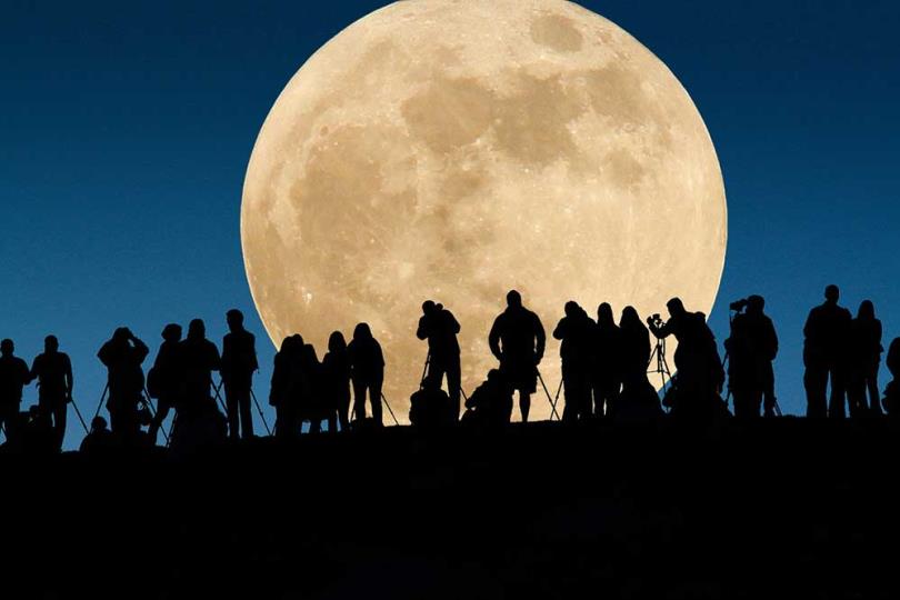 الإثنين 14 نوفمبر ظاهرة القمر الفائق... القمر البدر الأكبر منذ 68 سنة